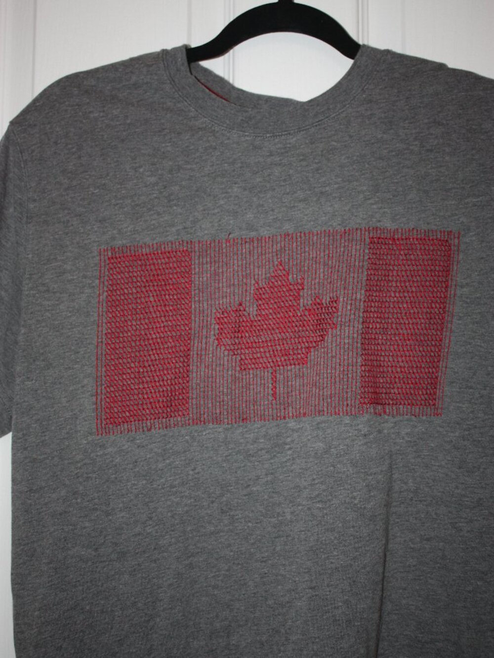 Roots Embroidered Canadian Flag T-shirt Men's Large Gray and Red EUC